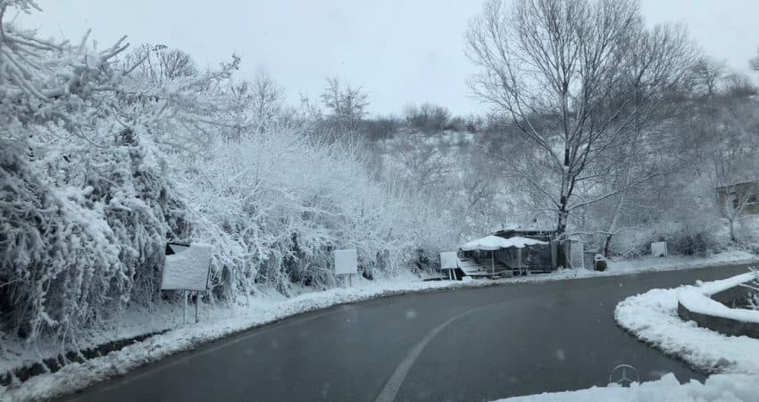 Reshje dëbore në Bulqizë, policia: Mos qarkulloni gjatë natës!