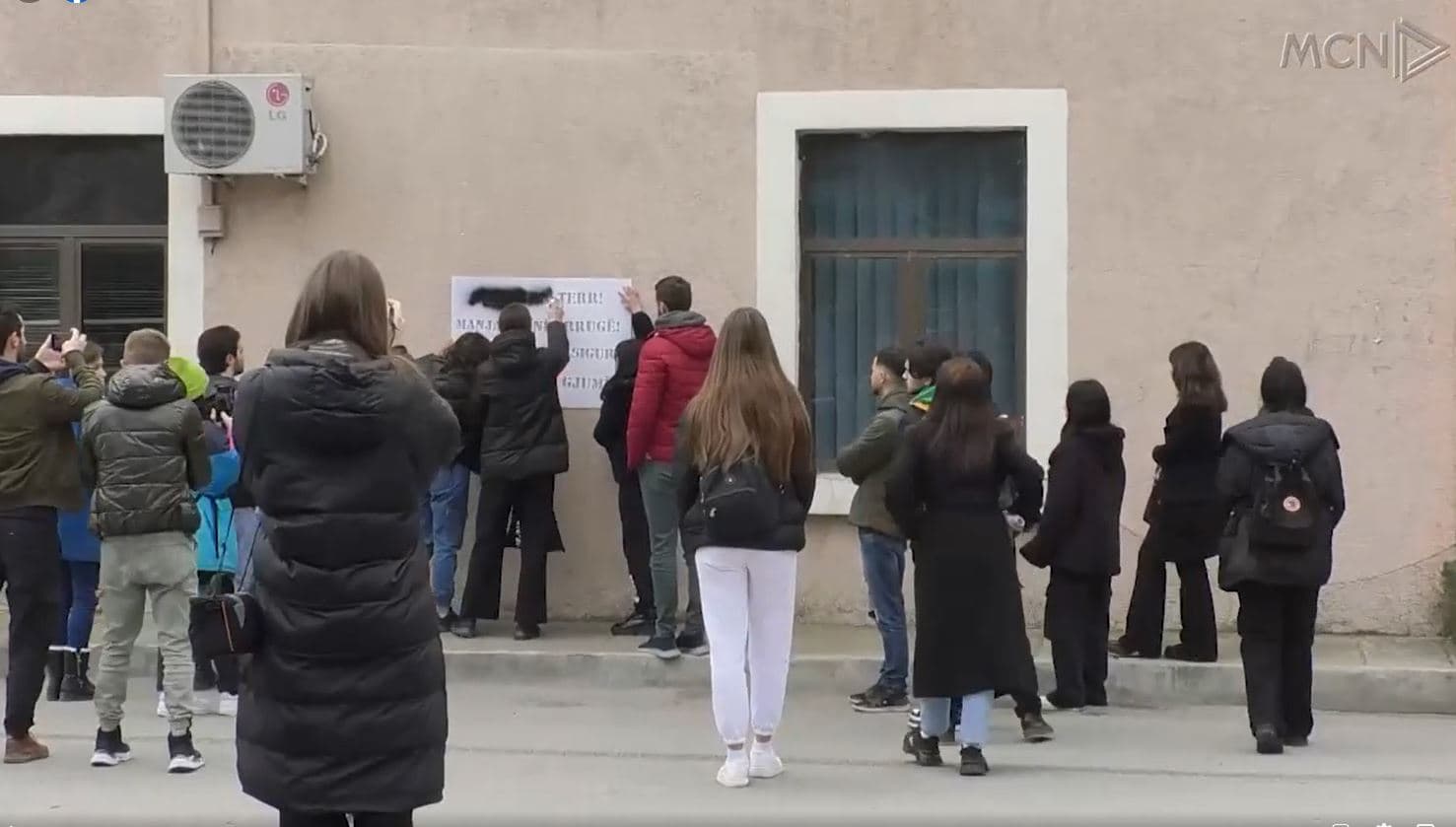  Ngacmimet te studentet/ Protestë kundër “manjakëve” (VIDEO)