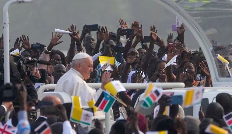 Papa Françesku mban meshën e fundit në Sudan para mijëra njerëzve: Refuzoni helmin e urrejtjes