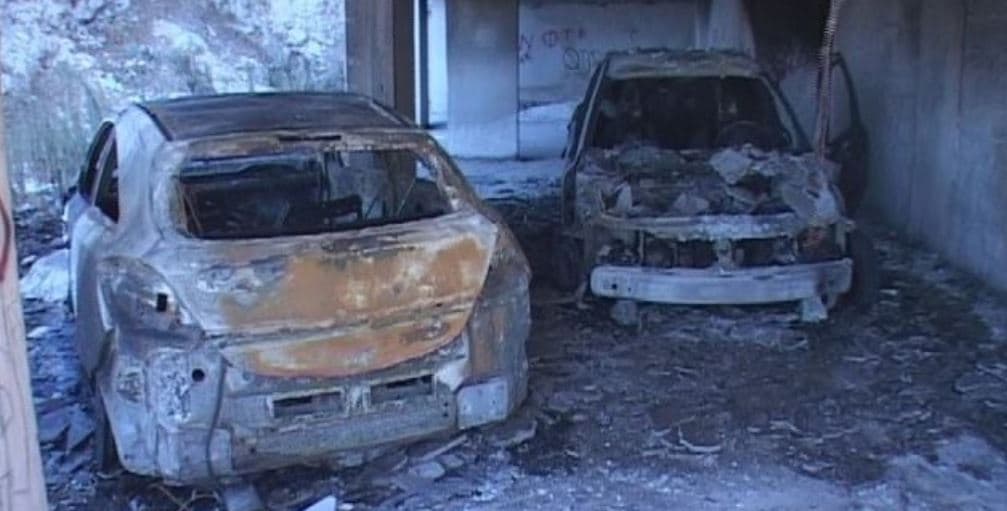 Sarandë, përfshihen nga flakët dy makina
