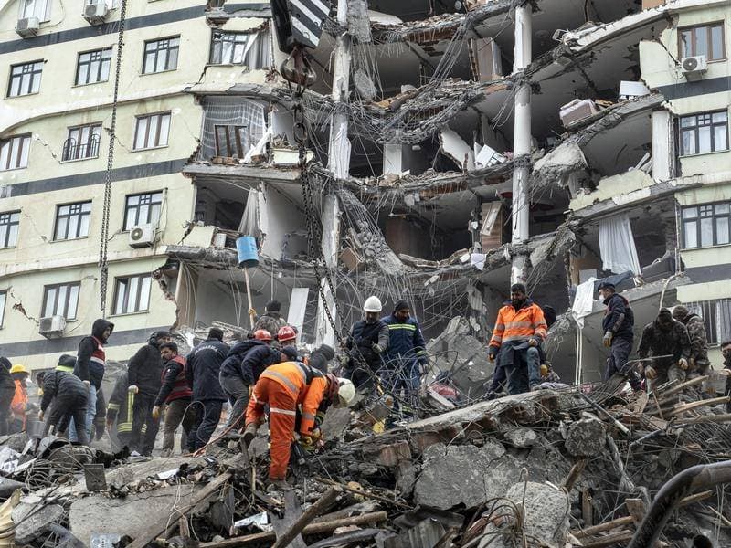Përshkallëzohet bilanci i viktimave nga tërmeti në Turqi, 4890 të vdekur