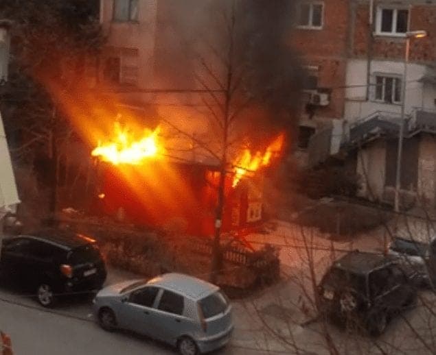 Përfshihet nga flakët banesa në Çorovodë, ndërron jetë i moshuari