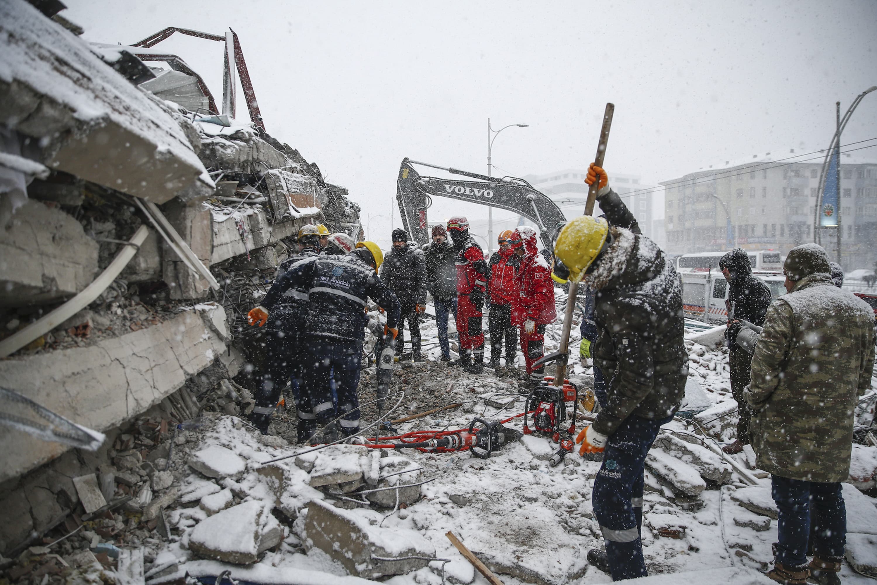 Moti i ftohtë dhe temperaturat nën zero vështirëson përpjekjet e shpëtimit