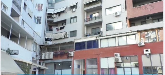 Bie ashensori, administratori fajëson banorët. Dy të plagosur, Qemali: Ndodhi nga mbingarkesa