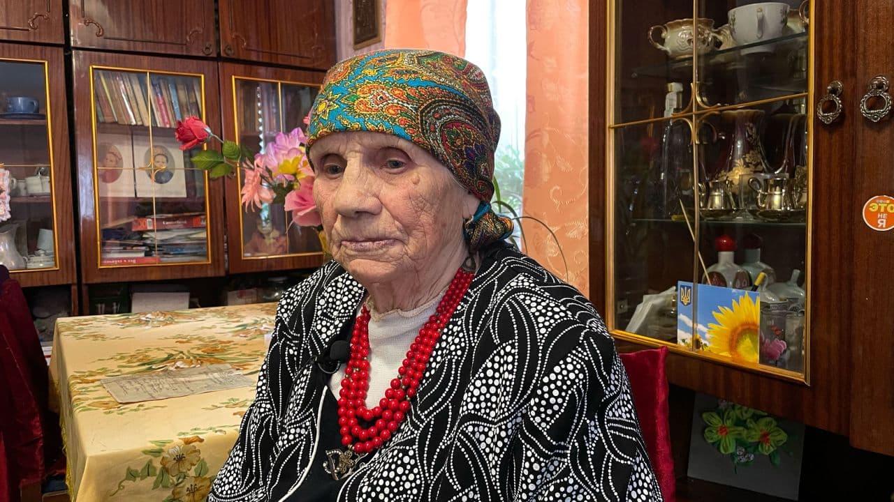 102-vjeçarja ukrainase i mbijetoi urisë së Stalinit, tani realizon kostume kamuflazhi për ushtarët