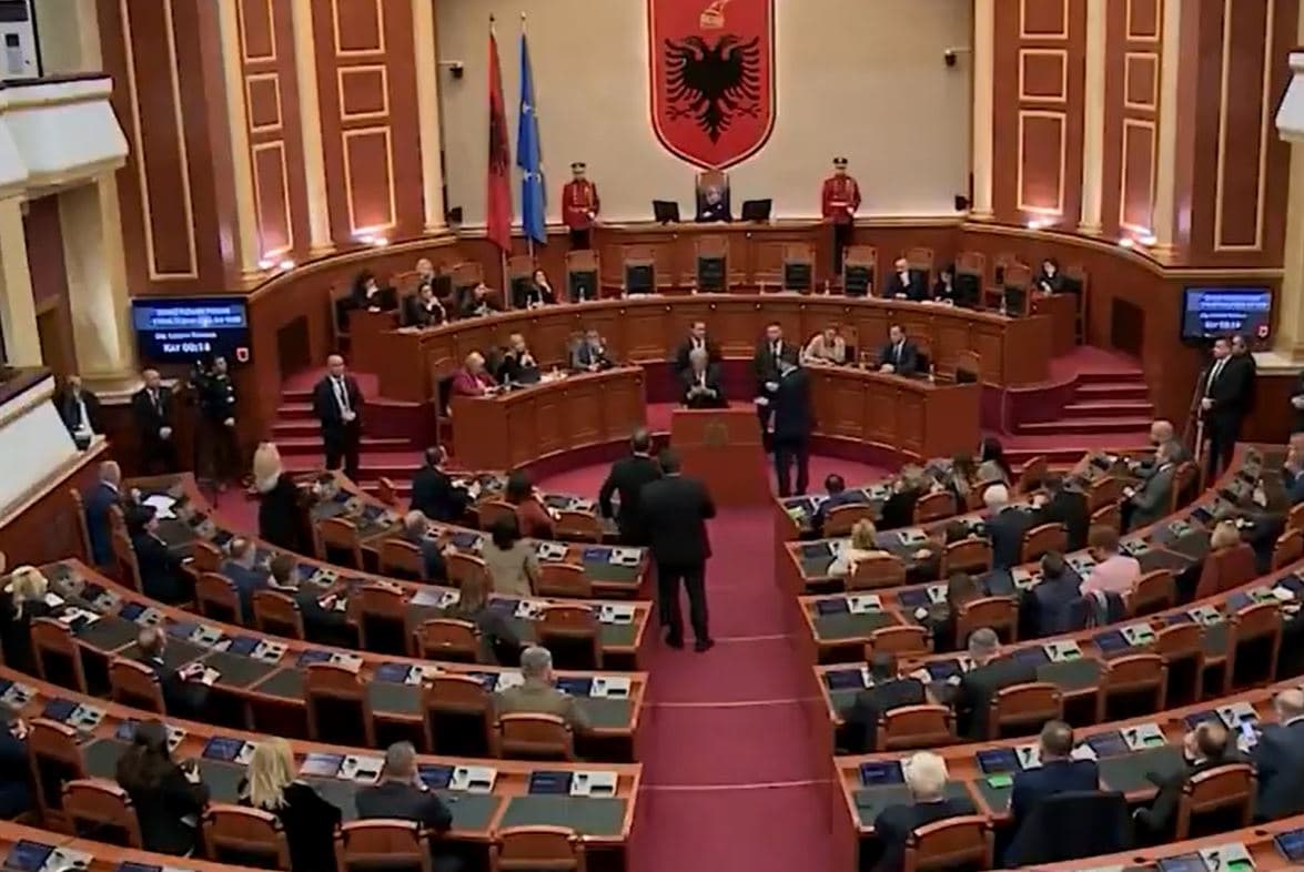 Përjashtohen 8 deputetë të PD/ 10 ditë jashtë seancave parlamentare (VIDEO)
