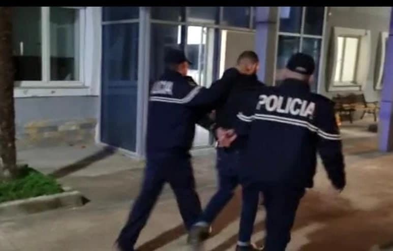 Transportonin emigrantë drejt Malit të Zi, “Bashkëpunëtorët” vënë në pranga dy të rinj