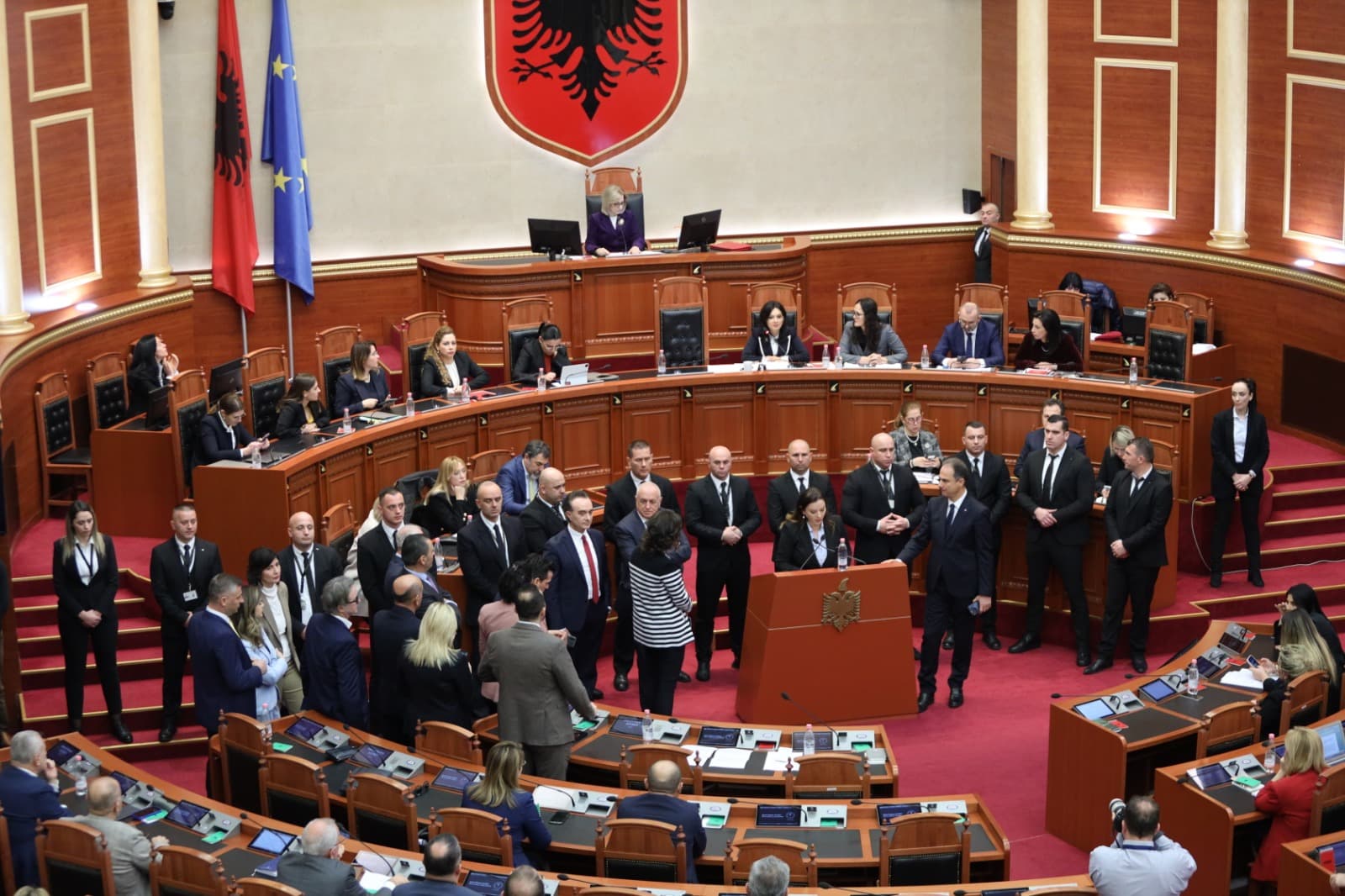 Bllokuan foltoren/ Tetë deputetët e opozitës përjashtohen nga Kuvendi për 10 ditë