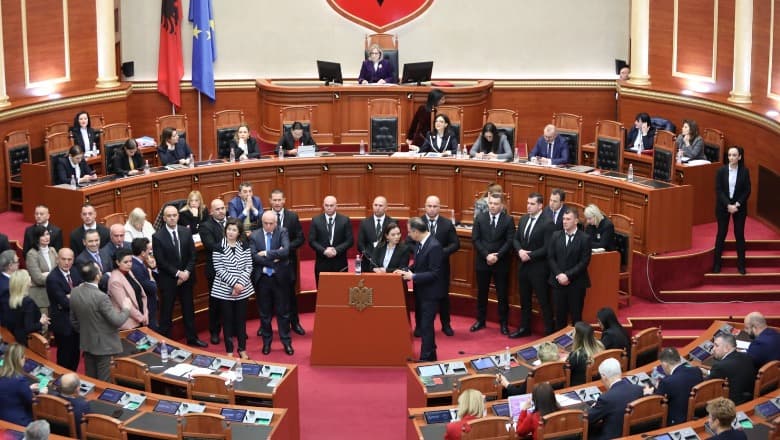 Bllokimi i foltores së Parlamentit, përjashtohen 10 ditë, 8 deputetë të PD