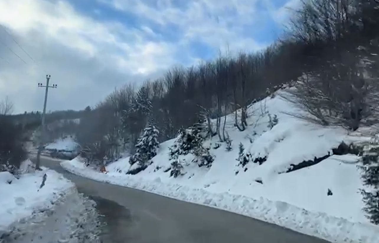 “Përdorni goma dimërore dhe zinxhirë në zonat malore”, apeli i ARRSH (VIDEO)