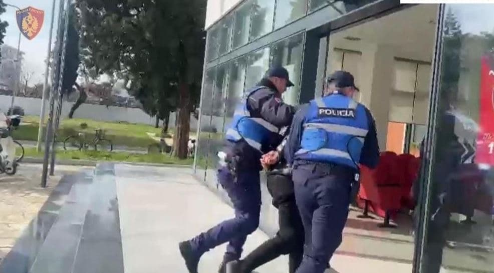 I dënuar në Itali me 8 vite burg për shfrytëzim prostitucioni, kapet në Rinas