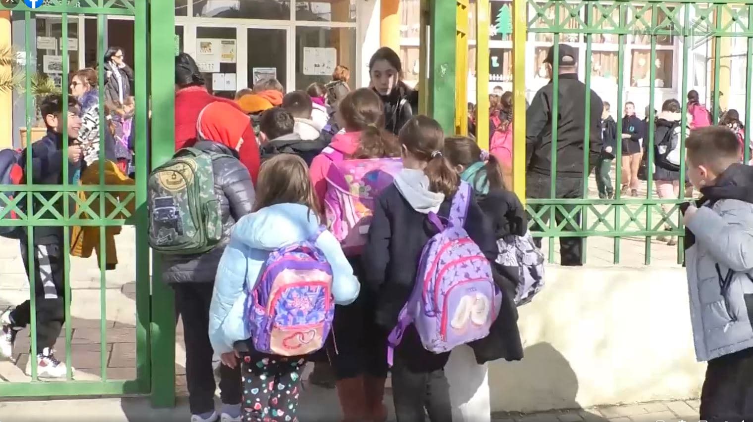    Shkollat e Tiranës pa ngrohje/ Kaldajat nuk ndizen, prindërit blejnë reflektorë (VIDEO)