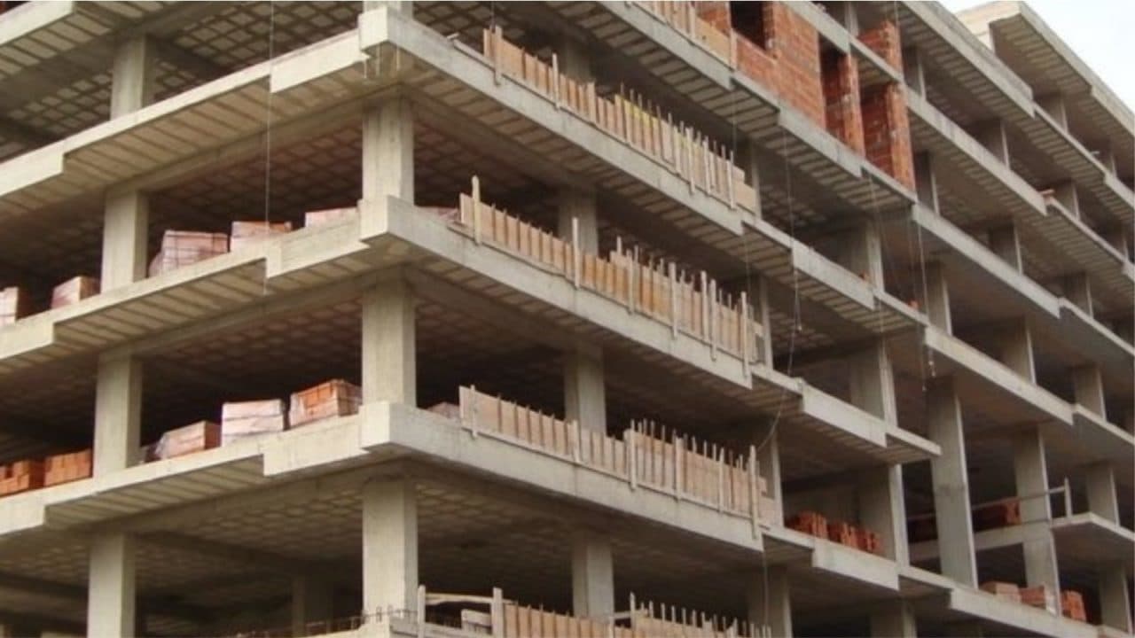 Bie nga lartësia ku punonte, humb jetën një person në Tiranë