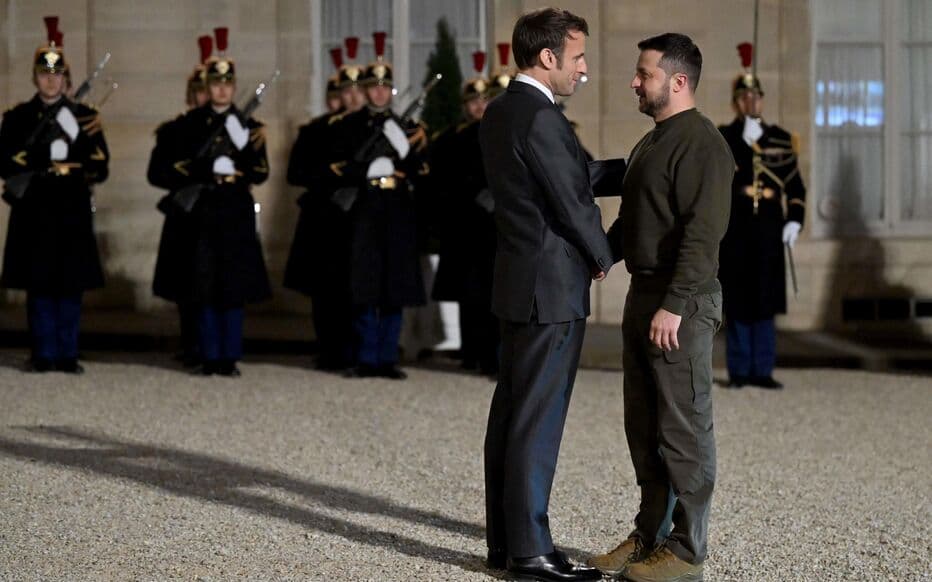 Macron i jep Zelensky nderimin më të lartë të Francës