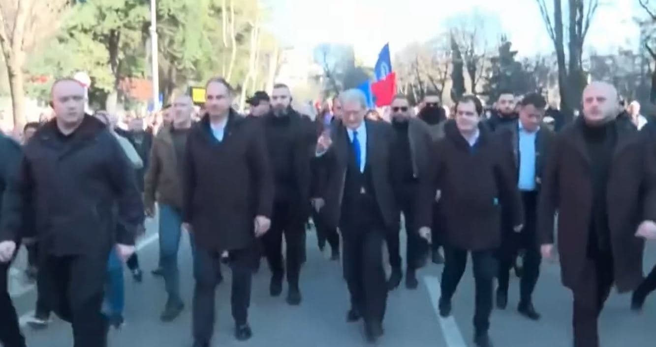Nis marshimi drejt Kryeministrisë, Berisha lë selinë blu u bashkohet qytetarëve