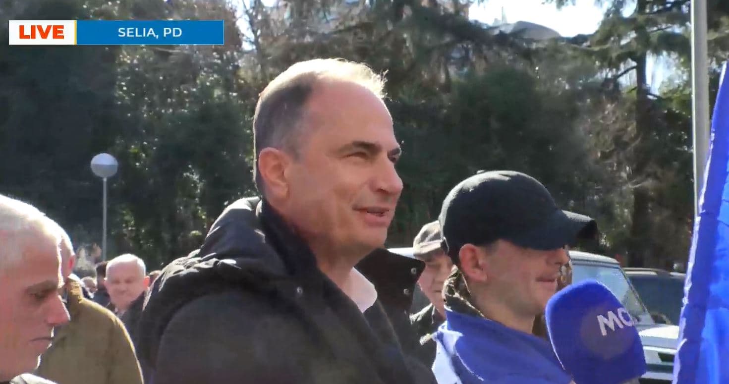 Protestuesit mblidhen te selia blu: Të largohet Rama. Boçi: Mesazhe të forta gjatë protestës (VIDEO)