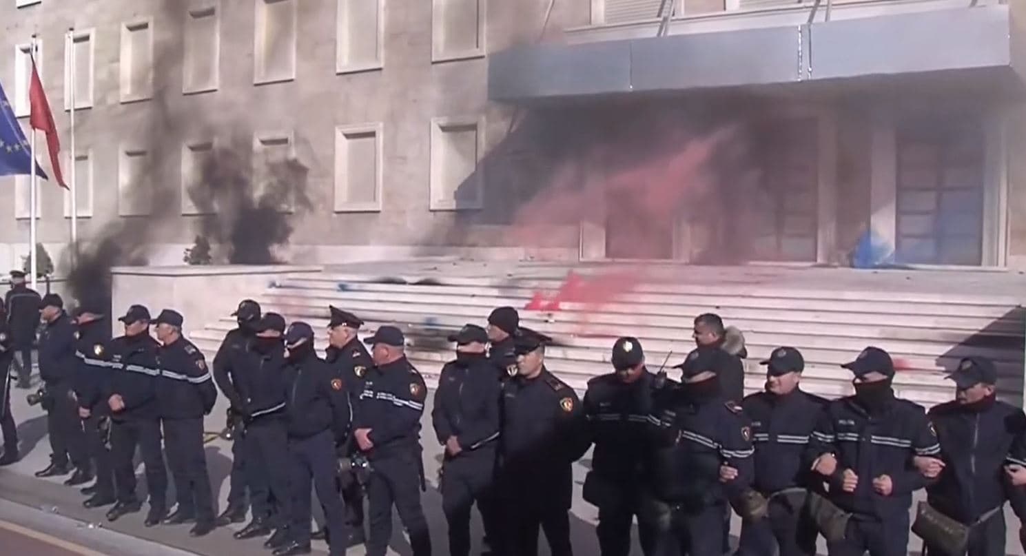 Protestuesit hedhin shashka dhe tymuese drejt Kryeministrisë, Berisha tërheq qytetarët te Parlamenti dhe Bashkia (VIDEO)