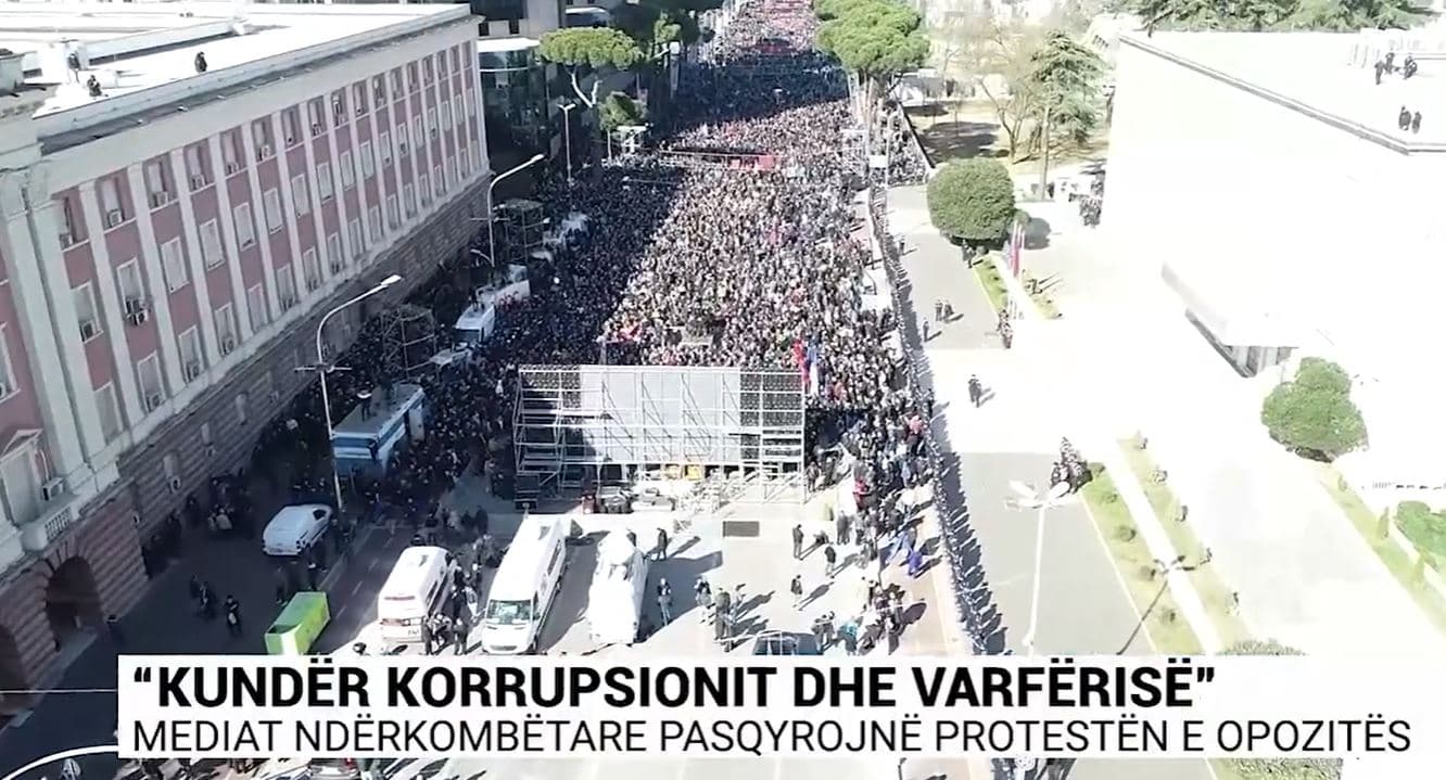 “Kundër korrupsionit dhe varfërisë”/ "Reuters" dhe "Uashington post" pasqyrojnë protestën e opozitës (VIDEO)