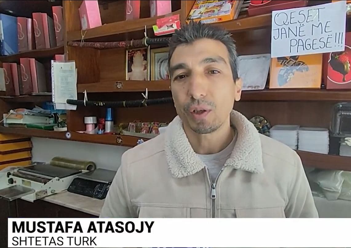 Larg familjarëve të prekur nga tërmeti/ 50-vjeçari turk, dërgon ndihma nga Elbasani (VIDEO)