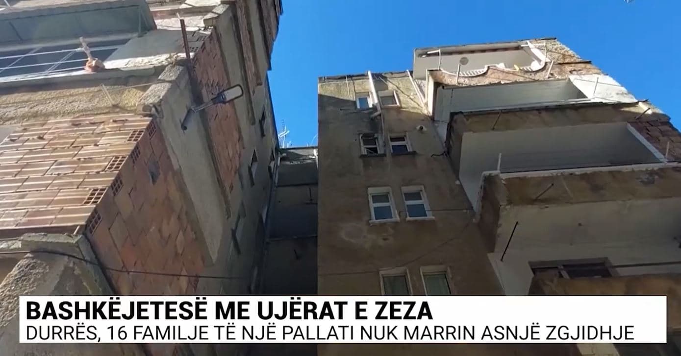 Bashkëjetesë me ujërat e zeza/ Durrës, 16 familje të një pallati nuk marrin asnjë zgjidhje (VIDEO)