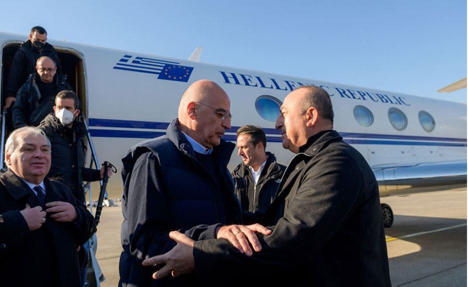 Tërmeti bën bashkë Greqinë dhe Turqinë, Dendias pritet me përqafime në Aeroportin e Adanas
