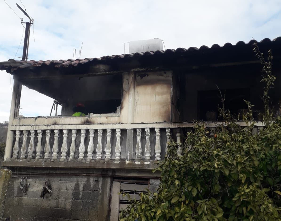 Digjet banesa në Fier/ Anëtarët e familjes mbeten në qiell të hapur (VIDEO)