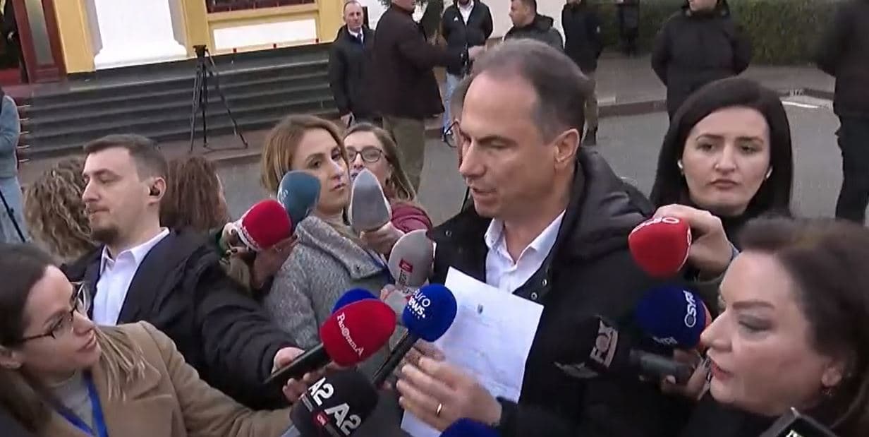 Garda nuk lejon deputetët të hyjnë në sallë, Boçi: Parlament policor, ka vrarë fjalën e lirë