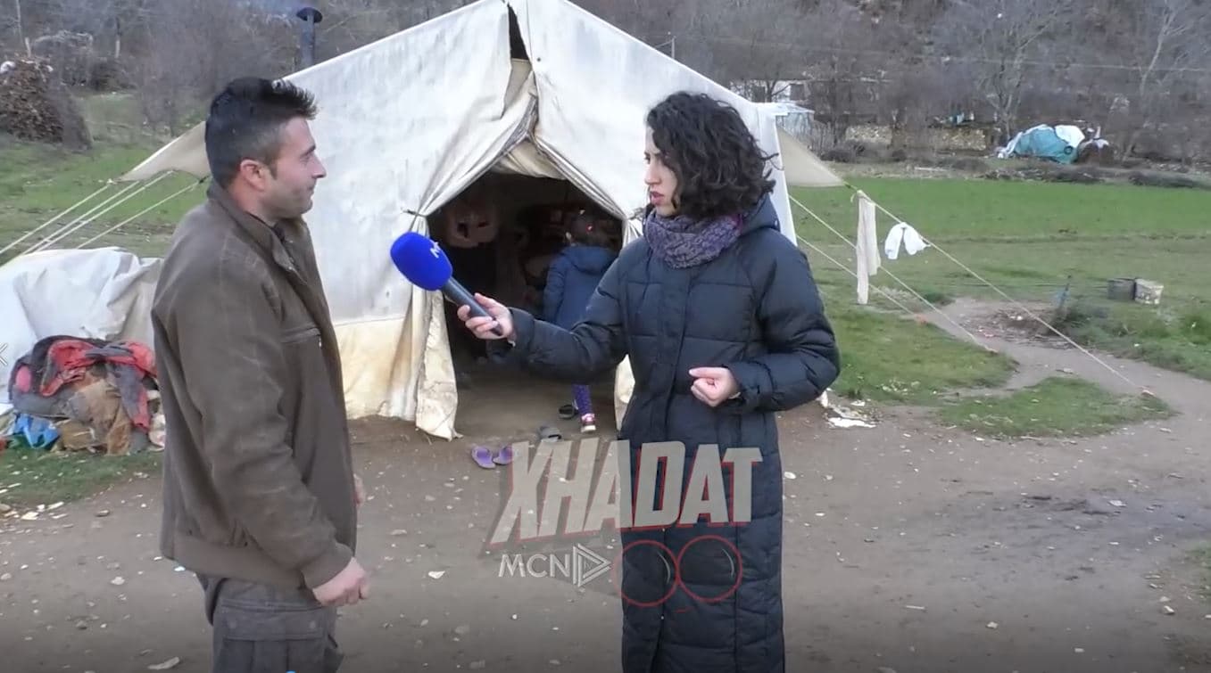 Familja me 2 fëmijë jeton në çadër/ “Xhadat” marrin premtimin për ndërtimin e shtëpisë