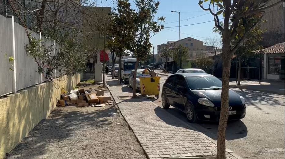 Të shtëna pranë një gjimnazi në Laç, plagoset 15-vjeçari