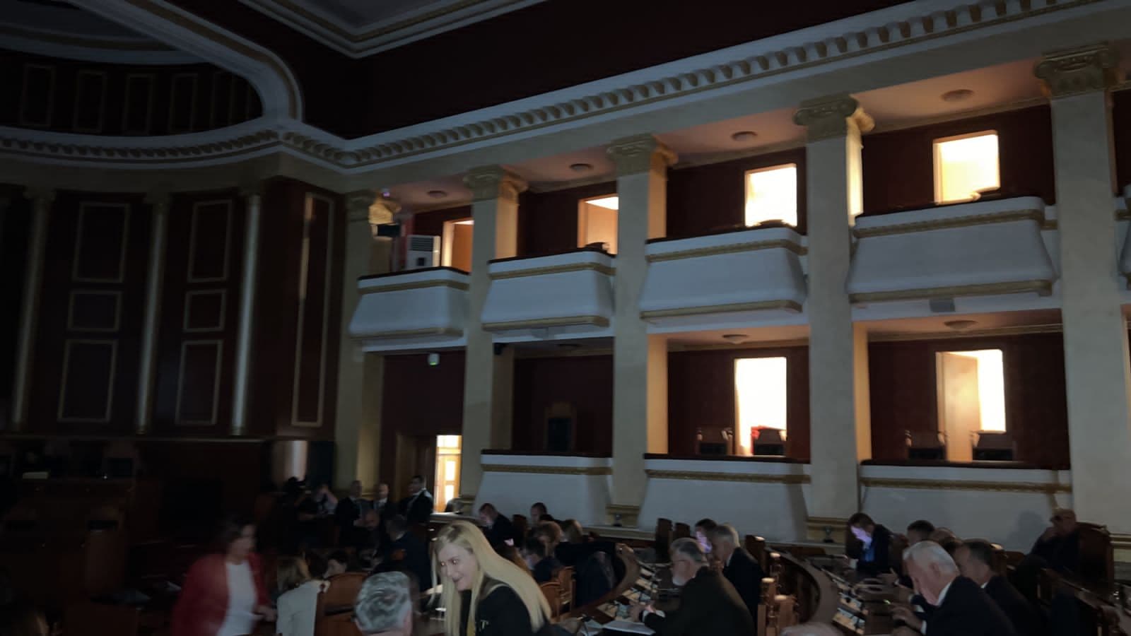 Salla mbetet pa energji, Parlamenti: Na u dogj një pajisje (VIDEO)