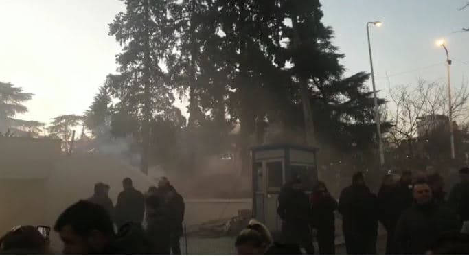Tensionohet situata para Parlamentit, protestuesit hedhin flakadanë (VIDEO)