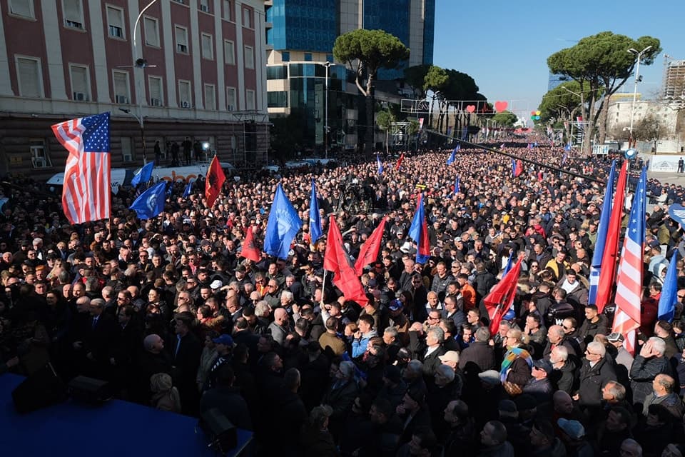 Meta thirrje për protestën: Në ora 17:00 para Kuvendit, të mbrojmë me çdo çmim Republikën Parlamentare