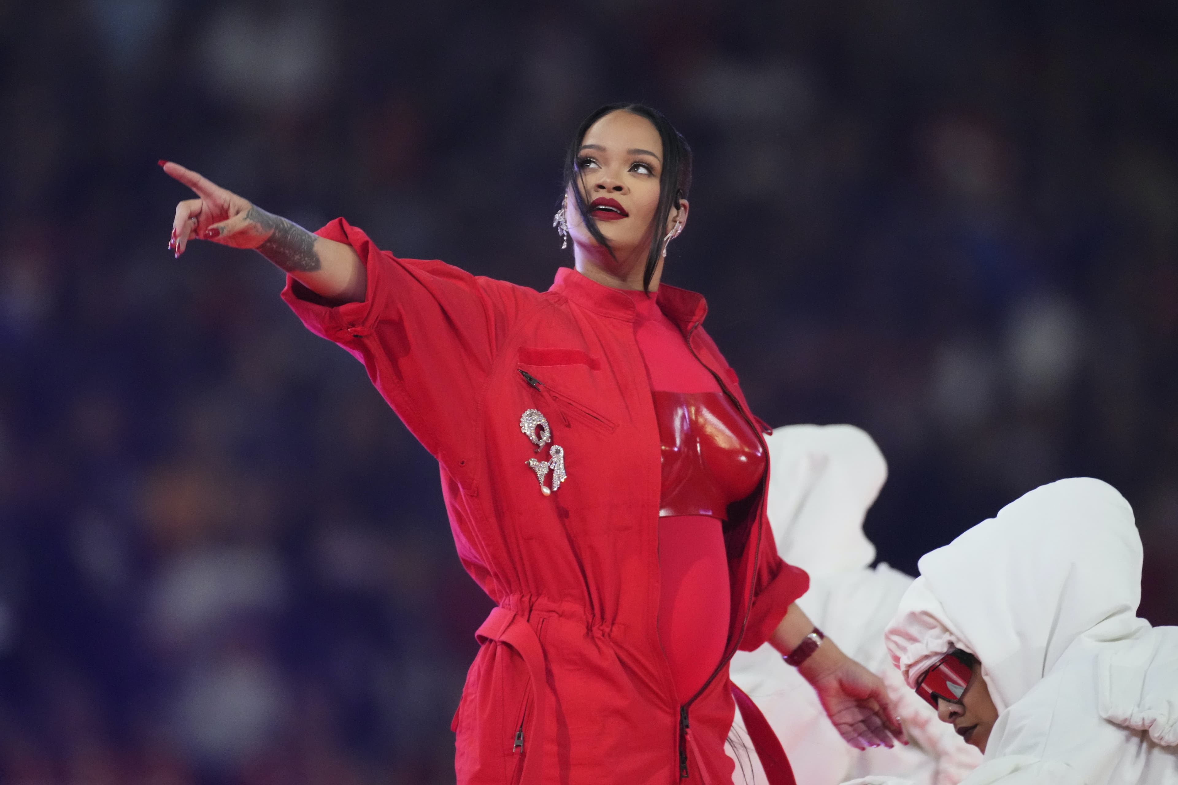 Rihanna zbulon në Super Bowl se është shtatzënë (FOTO)