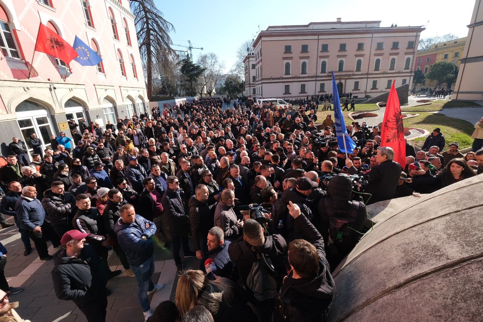 Sot seanca plenare e radhës, jashtë Kuvendit protesta e opozitës
