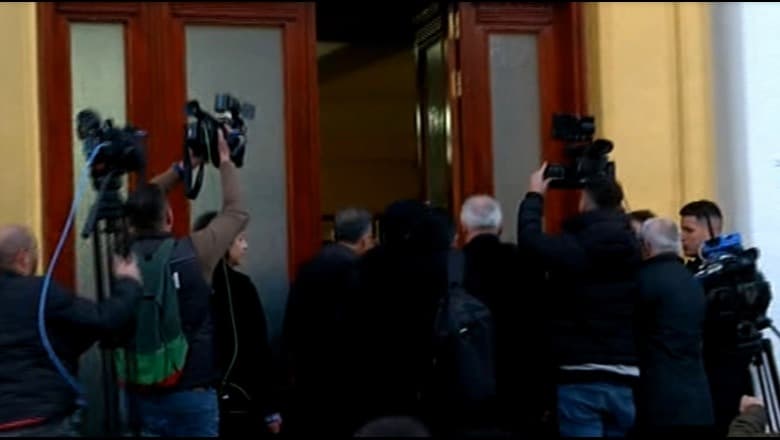 Deputetët e përjashtuar të PD-së tentojnë të hyjnë me forcë në Parlament, përplasen me Gardën