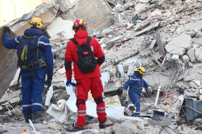 Tërmeti në Turqi, një vajzë 6 vjeçe dhe një e moshuar nxirren të gjalla nga rrënojat