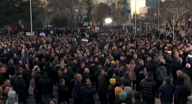 Beteja e opozitës, brenda dhe jashtë Parlamentit (VIDEO)