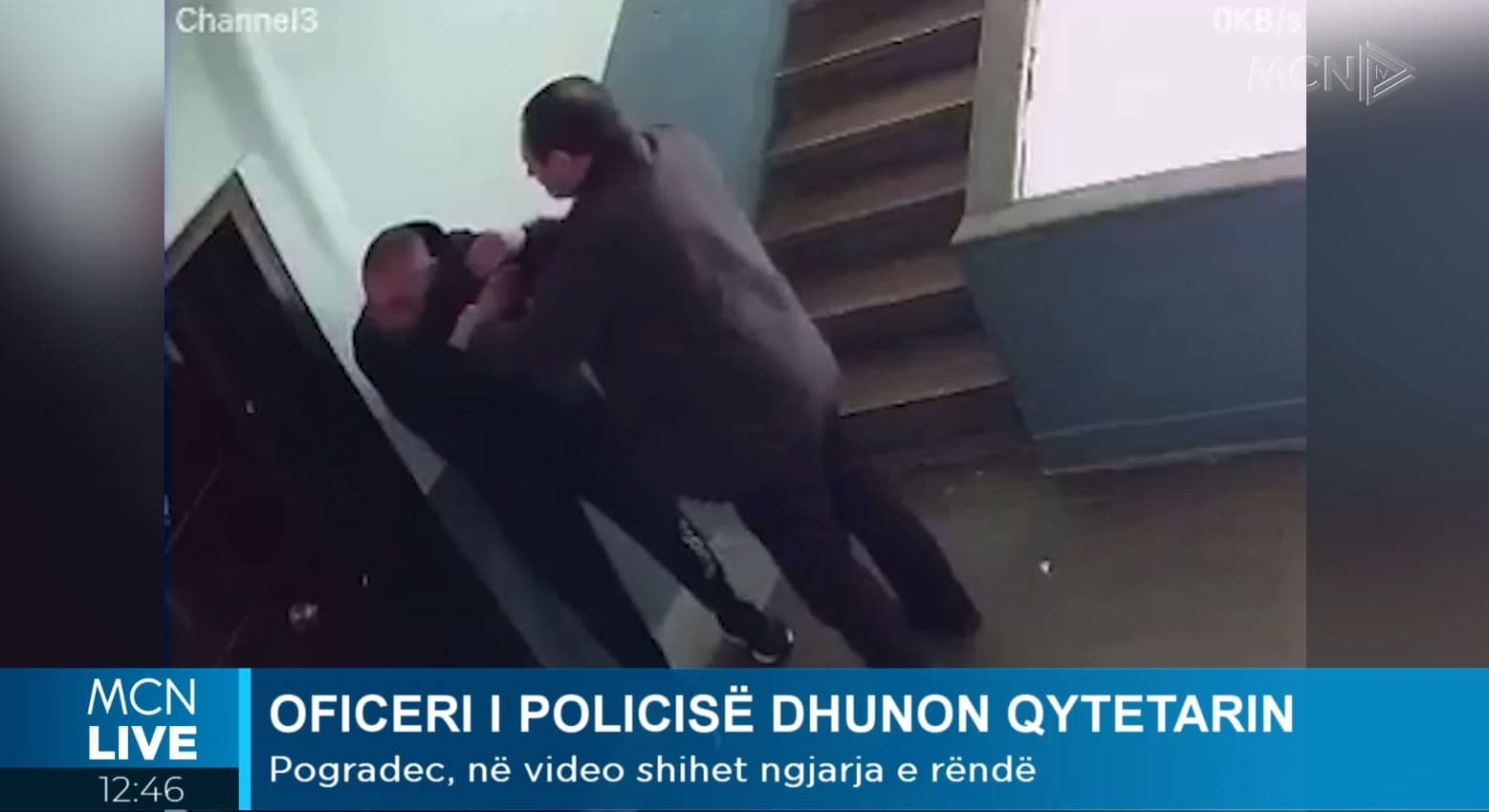 Video/ Oficeri i policisë dhunon të riu në Pogradec