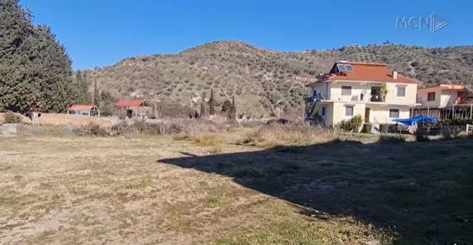 Lushnja pa varreza publike. Bashkia cakton parcelën pranë banesave, kundërshtojnë banorët