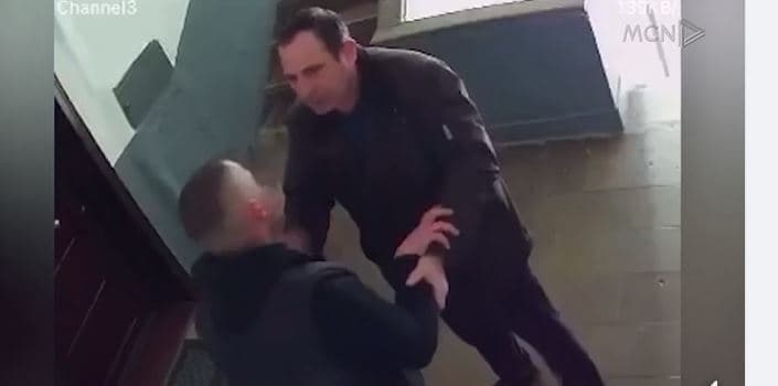Polici dhunon qytetarin në hollin e pallatit. Ngjarja në Pogradec është filmuar nga kamera e sigurisë
