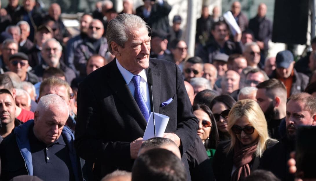 Berisha: Parlamenti është kthyer në bunker. Nuk është revolucion i PD, por një lëvizje e fuqishme shqiptare