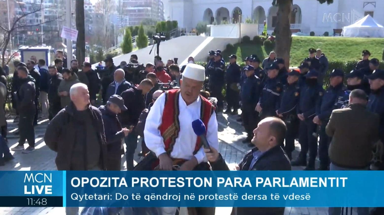 Qytetari vjen nga Kurbini me kalë në protestën e opozitës: Vula të shkojë nga shkon populli, një lider ka Shqipëria (VIDEO)