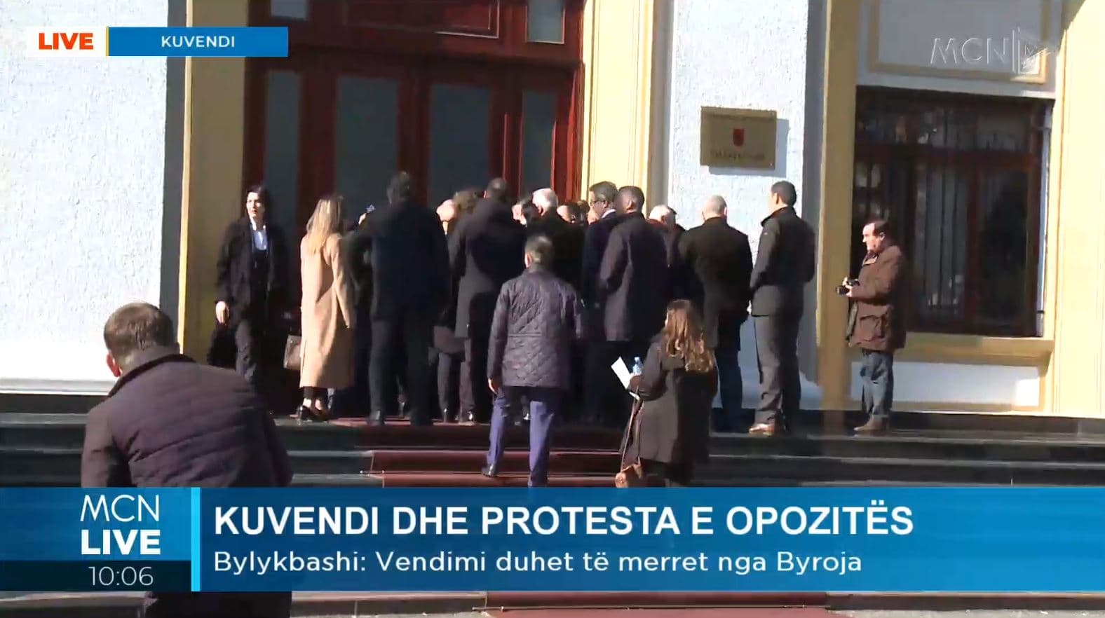 Protesta/ Deputetët e përjashtuar të PD tentojnë të hyjnë në Kuvend, nuk lejohen nga garda