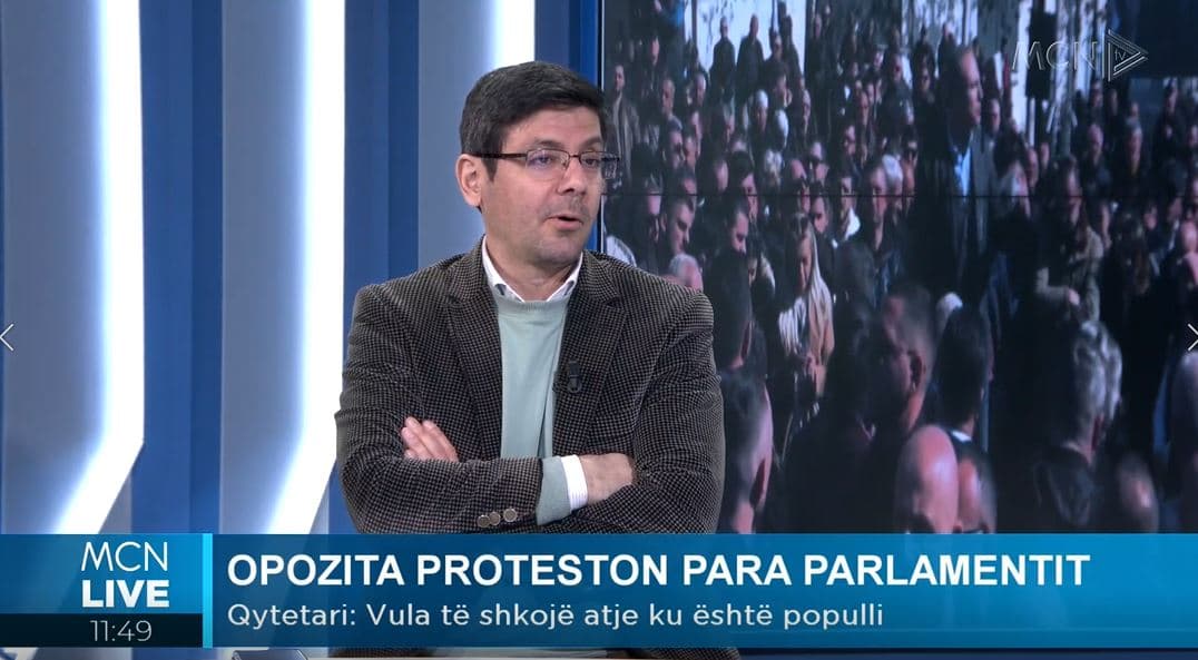 Kalemaj: Përjashtimi i deputetëve të PD i hodhi kripë plagës. Opozita të ketë strategji, shtresa gri s’del në protestë për vulën (VIDEO)