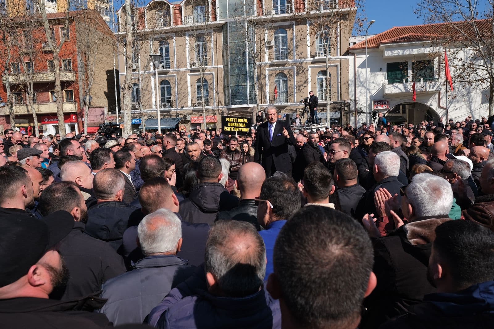 2 marsi mocion me Ramën ose protestë në Surrel/ Berisha e Meta, me 1 orë vonesë në tubimin para kuvendit (VIDEO)