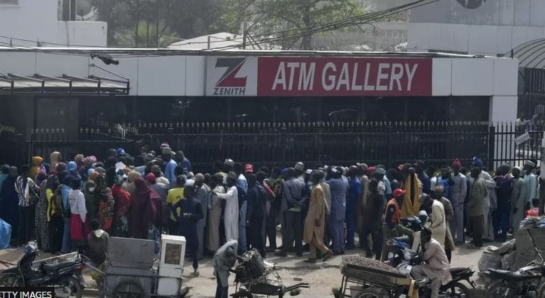 Kaos jashtë bankave, Nigeria zgjat me 2 muaj përdorimin e monedhës së saj të vjetër