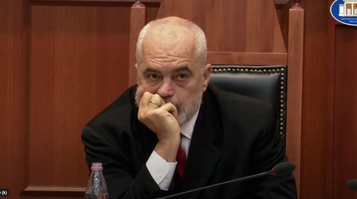 Rama mbërrin në seancën e Kuvendit pas përfundimit të protestës (VIDEO)