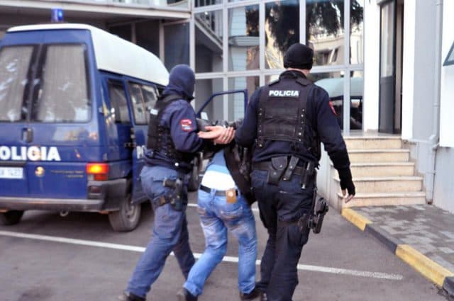 Plagosi me thikë të riun, arrestohet 20-vjeçari në Shijak