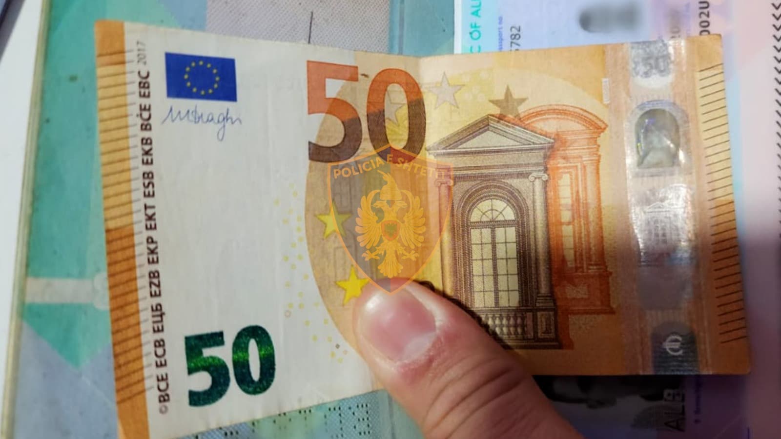 Tentoi të korruptonte punonjësin e Policisë Kufitare, procedohet penalisht 31-vjeçari