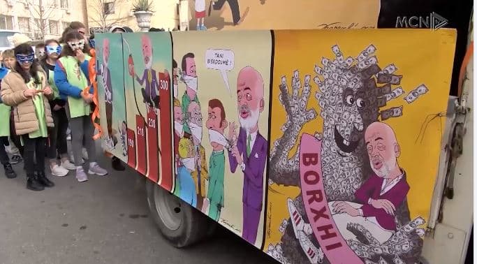 Shkodra ‘mirëpret’ karnavalet. Politikanët në shënjestër të festës